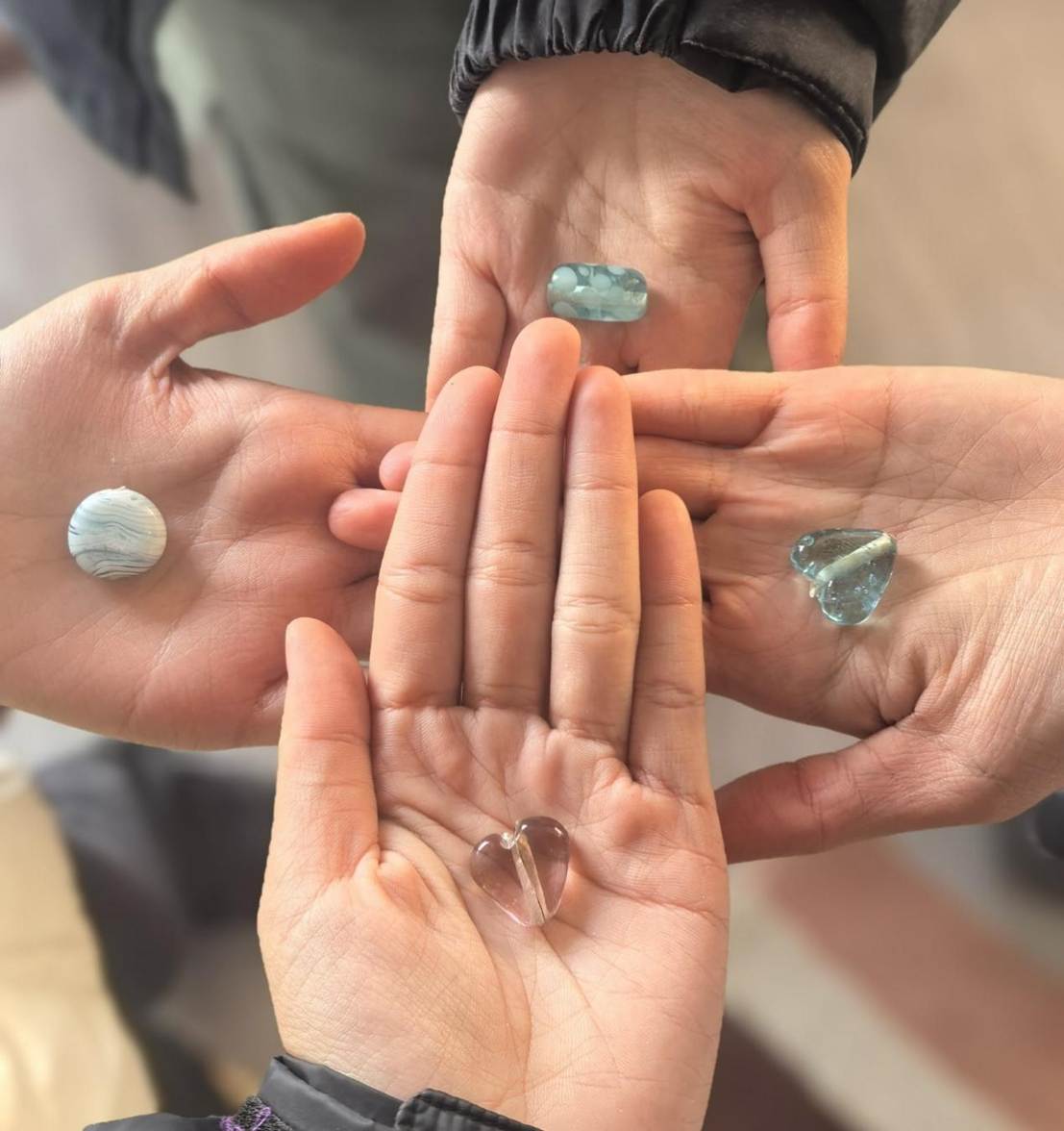 手里拿着硬币 AI 生成的内容可能不正确。